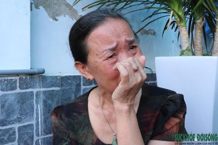 Bà Nguyễn Thị Thanh xúc động khi nhắc đến người anh trai là liệt sĩ. Sau hơn nửa thế kỷ tìm kiếm, bà hy vọng việc lấy mẫu sinh phẩm ADN sẽ mở ra cơ hội đưa anh trở về với gia đình.