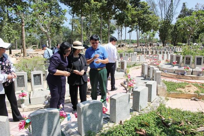 Lãnh đạo, nguyên lãnh đạo Viện Y tế công cộng TPHCM và lãnh đạo Hội Quân Dân y Việt Nam tưởng nhớ đồng đội. Ảnh: Mimosa.