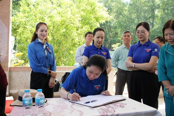 Không chỉ có những mái đầu bạc, nhiều đoàn viên, thanh niên ngành y cũng tiếp nối truyền thống “Uống nước nhớ nguồn”. Ảnh: Mimosa.