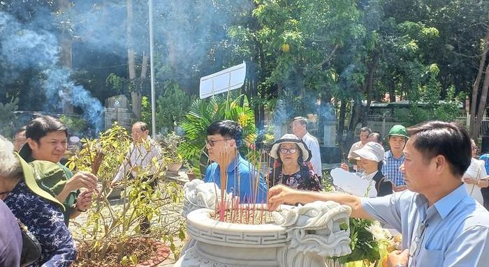 Khói hương rồi sẽ tan vào rừng Chàng Riệc, nhưng lòng biết ơn vẫn còn ở lại. Ảnh: Mimosa.