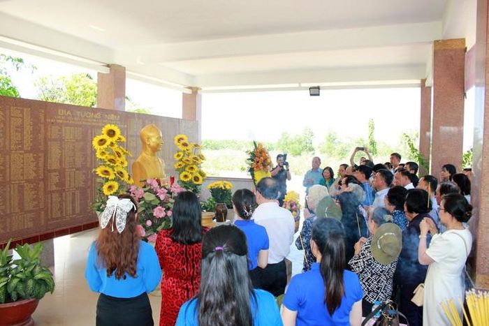 Nhà Bia tưởng niệm niệm cán bộ chiến sĩ Dân y miền Nam trong Nghĩa trang liệt sĩ Đồi 82. Ảnh: Mimosa.