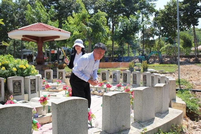 Lãnh đạo Bệnh viện Chợ Rẫy thắp hương mộ Anh hùng liệt sĩ. Ảnh: Mimosa.