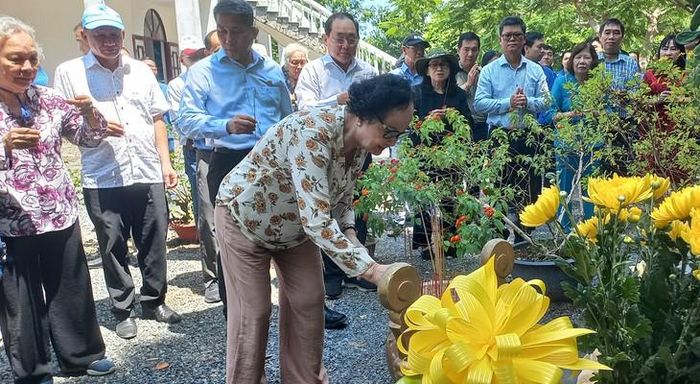 PGS.TS.BS Trần Thị Trung Chiến - nguyên Bộ trưởng Bộ Y tế, Chủ nhiệm Câu lạc bộ Truyền thống Ban Dân y miền Nam xúc động trước Bia tưởng niệm chiến sĩ ngành y ở Khu Di tích lịch sử quốc gia Ban Dân y miền Nam. Ảnh: Mimosa.