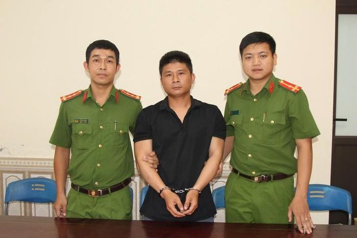 Đối tượng Quang Bính Tài tại cơ quan công an. Ảnh: Công an cung cấp.