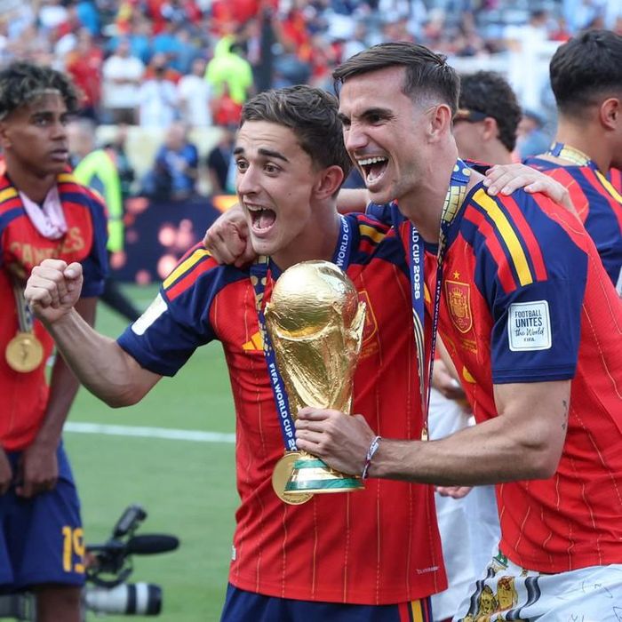 Cả Gavi và Fabían Ruiz đều ươm mầm niềm đam mê trái bóng tròn từ chính những sân cỏ phong trào tại địa phương. Ảnh: Europa Press