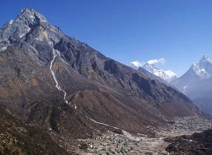 Dưới chân núi Khumbila là các khu làng Khumjung và Kunde. Ảnh: Himalayan Wonders.