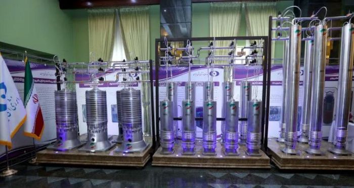 Nguồn tin tình báo Israel cho biết hàng nghìn máy ly tâm đã được đưa vào hệ thống đường hầm nằm sâu dưới Núi Pickaxe, còn gọi là Kuh-e Kolang Gaz La, cách cơ sở hạt nhân Natanz khoảng 1,5 km.