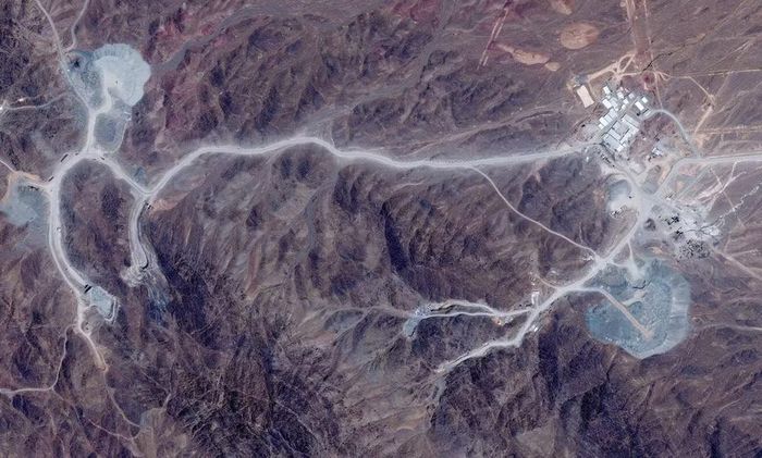 Tuy nhiên, các quan chức Mỹ lưu ý rằng việc đưa máy ly tâm tới Núi Pickaxe không đồng nghĩa Iran đã vận hành một cơ sở làm giàu uranium tại đây.