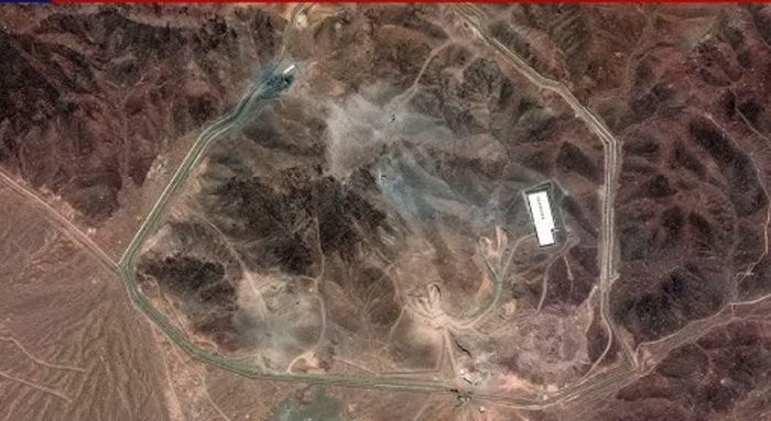 Theo Viện Khoa học và An ninh Quốc tế (ISIS), ảnh vệ tinh trong hơn một năm qua cho thấy lưu lượng phương tiện ra vào khu vực rất lớn, nhiều đoạn đường hầm tiếp tục được gia cố, đồng thời Tehran đã thiết lập thêm vành đai an ninh xung quanh cơ sở, cho thấy hoạt động xây dựng và mở rộng vẫn đang được duy trì.