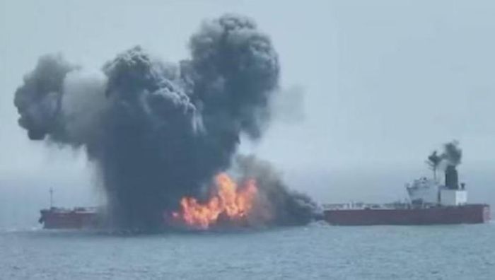 "Kể từ thời điểm này, nếu Iran bắn vào một con tàu ở eo biển Hormuz bằng tên lửa, máy bay không người lái hay bất kỳ loại vũ khí nào khác, Mỹ sẽ ném bom và phá hủy một cây cầu hoặc nhà máy điện của Iran, kể cả những cây cầu nằm gần hoặc trong thủ đô Tehran", ông Trump viết trên mạng xã hội Truth Social.