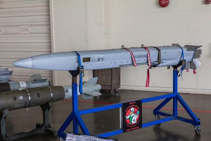 Tại chiến trường Đông Âu, tên lửa ADM-160 MALD đã được nhìn thấy gắn trên các máy bay MiG-29 và Su-27 đang phục vụ trong Lực lượng Vũ trang Ukraine. Giá đỡ MAU-50 từ tiêm kích F-16 và A-10 có lẽ đã được sử dụng để tích hợp vào các chiến đấu cơ thời Liên Xô này.
