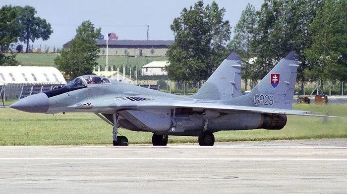 Theo các nguồn tin, Bulgaria sở hữu 16 tiêm kích MiG-29, nhưng chỉ có 6 chiếc hoạt động được. Do lệnh trừng phạt của Liên minh châu Âu đối với Nga, nước này không còn nhận được phụ tùng thay thế từ Nga.