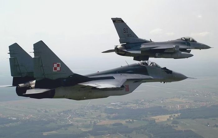 Theo ông Zalewski, bất chấp lời kêu gọi từ một đồng minh NATO, ưu tiên hàng đầu của Ba Lan vẫn là chuyển giao những tiêm kích này cho Ukraine. Vị quan chức từ chối trả lời trực tiếp câu hỏi của nhà báo về việc liệu ông có đang ám chỉ Bulgaria hay không.