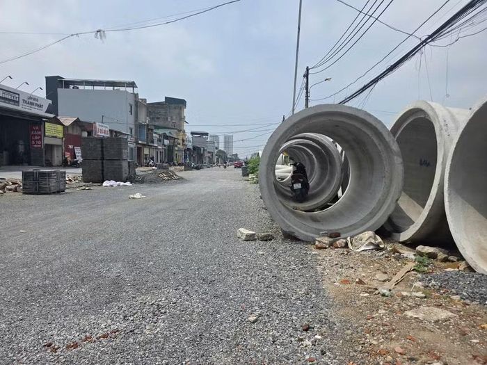 Những khối bê tông, ống cống thoát nước xếp ngổn ngang dọc tuyến đường
