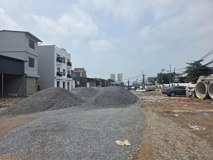 Nhiều người dân trên đường Tam Trinh đều đặt câu hỏi, bao giờ tuyến đường hoàn thành, trả lại mặt bằng sạch, đẹp để đảm bảo ổn định cuộc sống