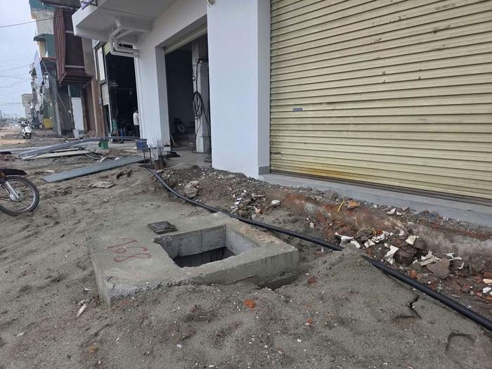 Đơn vị thi công thì cẩu thả, thiếu các biện pháp đảm bảo an toàn. Những hố ga sâu hoắm ngay trước cửa nhà dân nhưng lại không được che đậy để đảm bảo an toàn