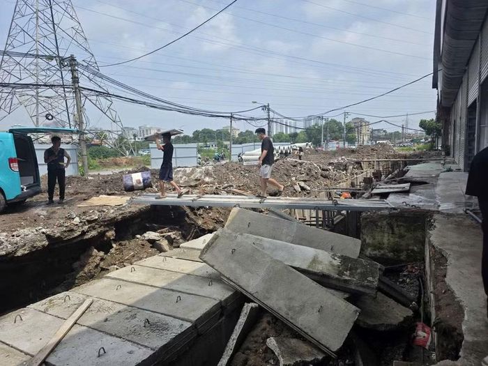 Công việc, hoạt động sinh hoạt hàng ngày bị đảo lộn vì lối ra vào không có, trước cửa nhà thì bừa bộn, ngổn ngang