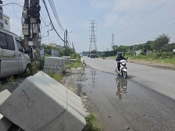 Những khối bê tông xếp ngay lề đường Tam Trinh trong khi đây là tuyến đường có lưu lượng phương tiện giao thông rất cao