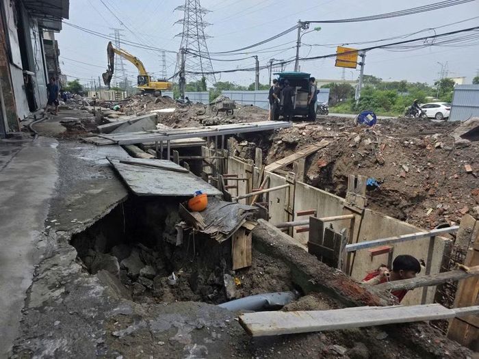 Dự án thi công đào hầm, hào qua nhà dân cả vài tháng nay rồi bỏ đấy, hàng ngày chỉ có vài công nhân thi công cầm chừng gây khó khăn cho cuộc sống của các hộ dân