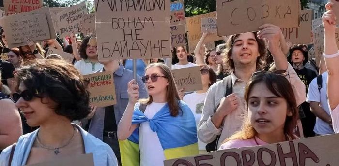 Động thái của ông Zelensky diễn ra sau gần một tuần làn sóng biểu tình nổ ra tại nhiều thành phố ở Ukraine nhằm phản đối việc miễn nhiệm ông Fedorov.