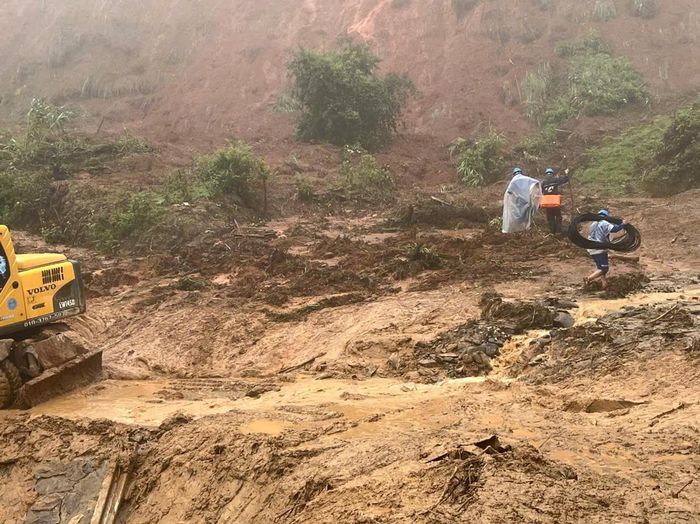 Lực lượng chức năng và người dân đang nỗ lực thông đường. Ảnh: Quốc Trịnh.