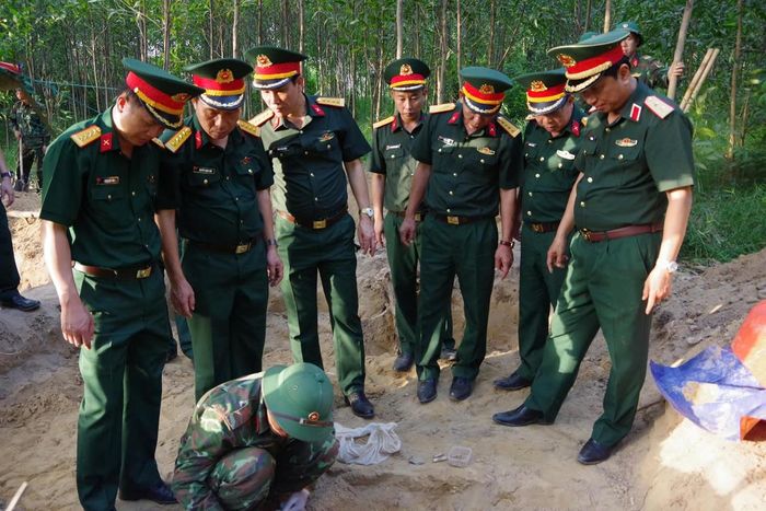 Trung tướng Hà Thọ Bình ghi nhận, biểu dương tinh thần trách nhiệm, sự nỗ lực, quyết tâm của cán bộ, nhân viên các đội quy tập trong thực hiện nhiệm vụ tìm kiếm, quy tập hài cốt liệt sĩ. Ảnh: QSQT.