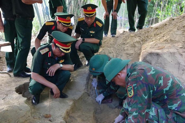 Yêu cầu các lực lượng tiếp tục phát huy tinh thần trách nhiệm, đẩy mạnh thực hiện hiệu quả Chiến dịch “500 ngày đêm đẩy mạnh tìm kiếm, cất bốc và xác định danh tính hài cốt liệt sĩ” với quyết tâm “Mệnh lệnh từ trái tim”; tập trung rà soát, xác minh thông tin, mở rộng phạm vi tìm kiếm, phấn đấu đạt kết quả cao nhất trong công tác quy tập hài cốt liệt sĩ, góp phần làm vơi đi nỗi đau chiến tranh, đáp ứng sự mong mỏi của thân nhân các gia đình liệt sĩ. Ảnh: QSQT.