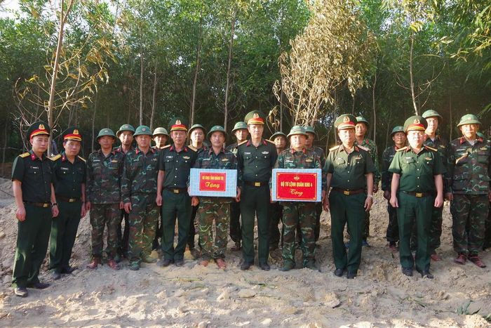 Tại khu vực Câu Nhi, Trung tướng Hà Thọ Bình, Tư lệnh Quân khu đã kiểm tra, động viên, tặng quà cho cán bộ, nhân viên Đội Quy tập 584 và Đội Quy tập 589, Bộ CHQS tỉnh Quảng Trị đang làm nhiệm vụ tìm kiếm, cất bốc hài cốt các liệt sĩ thuộc Tiểu đoàn 6, Trung đoàn 88, Sư đoàn 308, hy sinh trong tháng 5/1972. Ảnh: QSQT.
