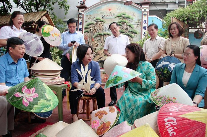 Lãnh đạo Ủy ban MTTQ Việt Nam thành phố Hà Nội tham quan, khảo sát tại HTX Mây tre nón lá Thu Hương (xã Thanh Oai). Ảnh: PV