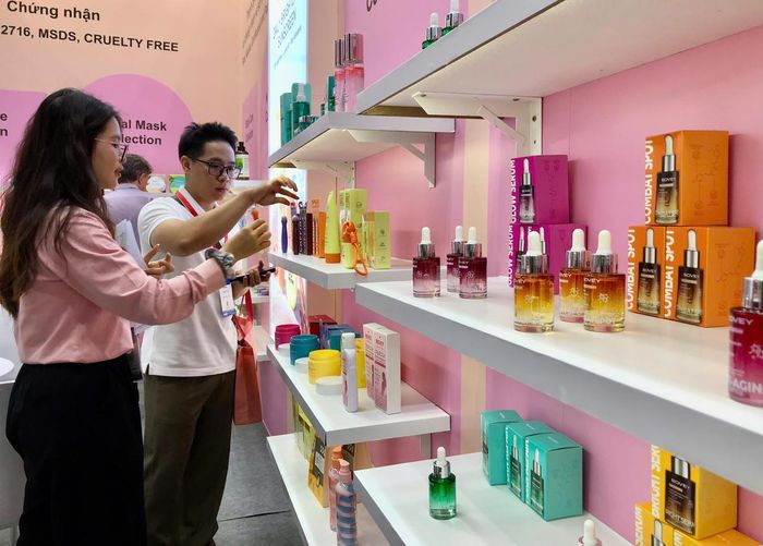 Người tiêu dùng trải nghiệm và lựa chọn mỹ phẩm tại triển lãm. Ảnh: P.M