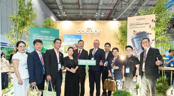 Lãnh đạo Trung tâm Xúc tiến thương mại và Đầu tư TPHCM cùng các doanh nghiệp tham quan gian hàng. Ảnh: K.T