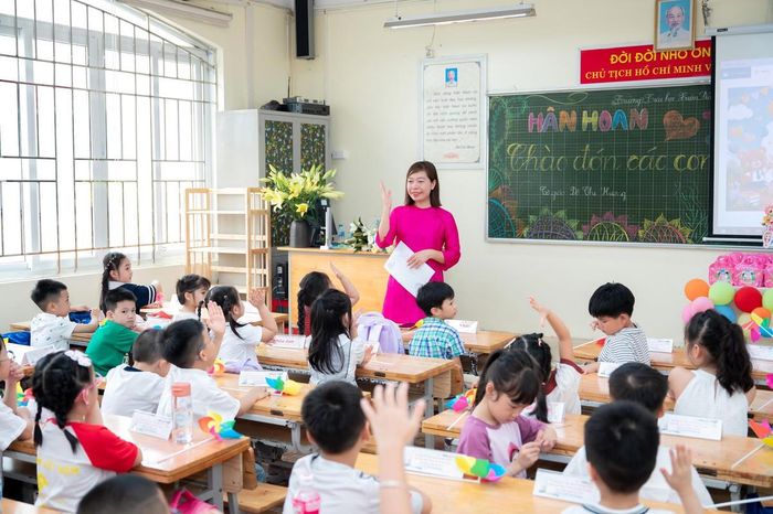 Cô trò Trường Tiểu học Xuân Đỉnh (Hà Nội). Ảnh: NTCC.
