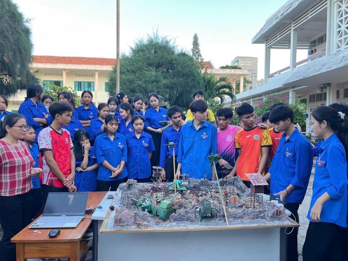 Học sinh Trường PTDTNT THPT Phú Yên (Đắk Lắk) tham gia Hành trình về nguồn. Ảnh: NTCC.