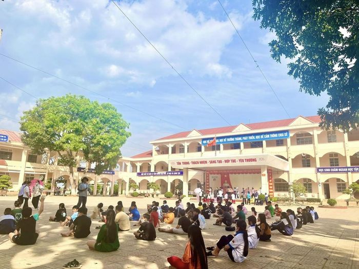 Học sinh Trường THCS Tân Hà (Lâm Đồng) tham gia khóa học bơi hè 2026. Ảnh: NTCC.