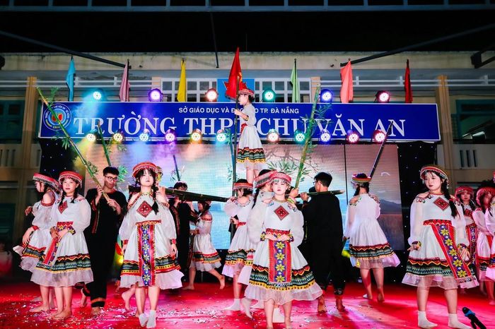 Tiết mục văn nghệ của học sinh Trường THPT Chu Văn An (Đà Nẵng). Ảnh: NTCC.