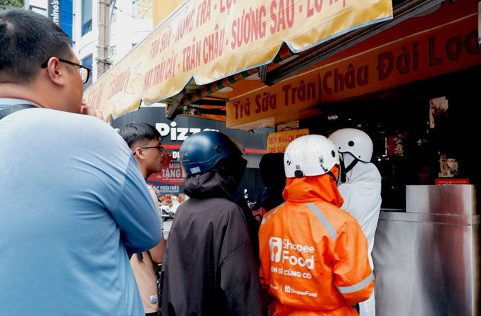  Khách xếp thành hai hàng chờ đến lượt gọi nước. 