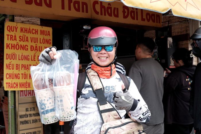  Tuấn Kiệt là khách quen của tiệm trà sữa này vì yêu thích hương vị quen thuộc tuổi thơ. 