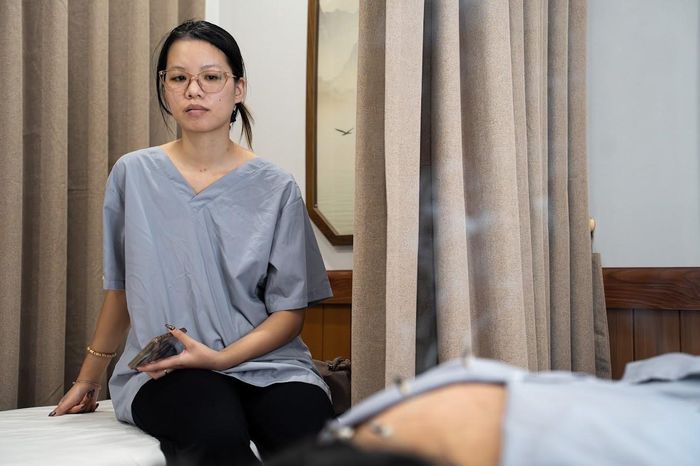  Không riêng chị Hoa, Bùi Hiền (24 tuổi) cũng rơi vào tình trạng tương tự sau thời gian hoàn thành đồ án tốt nghiệp ngành thiết kế đồ họa. Có những ngày, Hiền ngồi trước máy tính tới 16 giờ. Ban đầu chỉ đau mỏi vùng vai khi lái xe, sau đó xuất hiện các cơn co giật cơ và được chẩn đoán mắc hội chứng đau cổ vai gáy. Dù đã thử tập Pilates, các triệu chứng vẫn không cải thiện rõ rệt nên cô quyết định đến bệnh viện điều trị. 