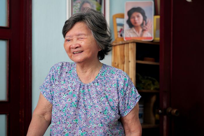  Bà Ngọc Anh tươi cười khi nhớ về những năm tháng hoạt động cách mạng sôi nổi của mình bên các đồng đội. 