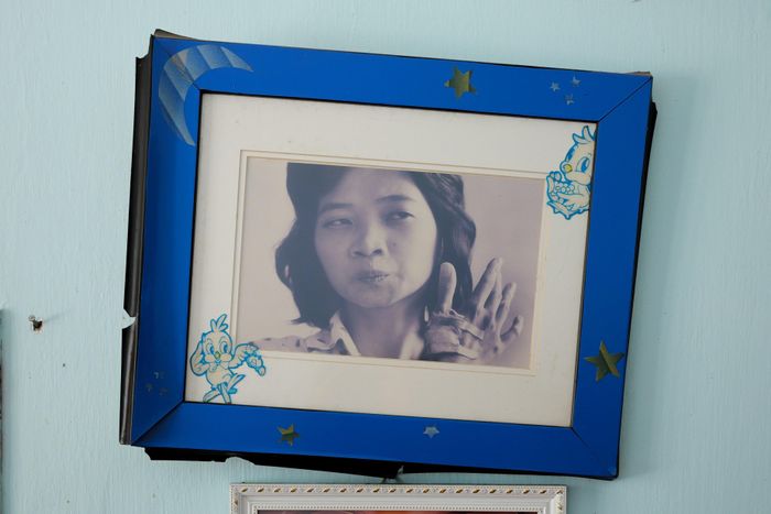  Bức ảnh "Tiểu Long Nữ" được treo trong phòng của bà Ngọc Anh ở trung tâm dưỡng lão. 