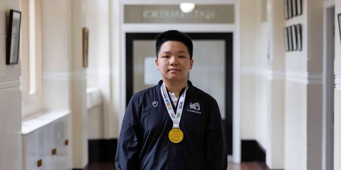  Alex Chui có 5 năm liên tiếp đại diện đội tuyển Vương quốc Anh tham gia IMO. Ảnh: Tonbridge School. 