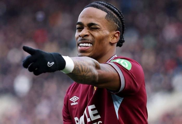  AS Roma ra giá 40 triệu euro cho Crysencio Summerville nhưng Al Hilal bất ngờ nhảy vào và chồng 55 triệu euro, kèm 10 triệu phụ phí để đưa cầu thủ người Hà Lan đến Saudi Pro League. 