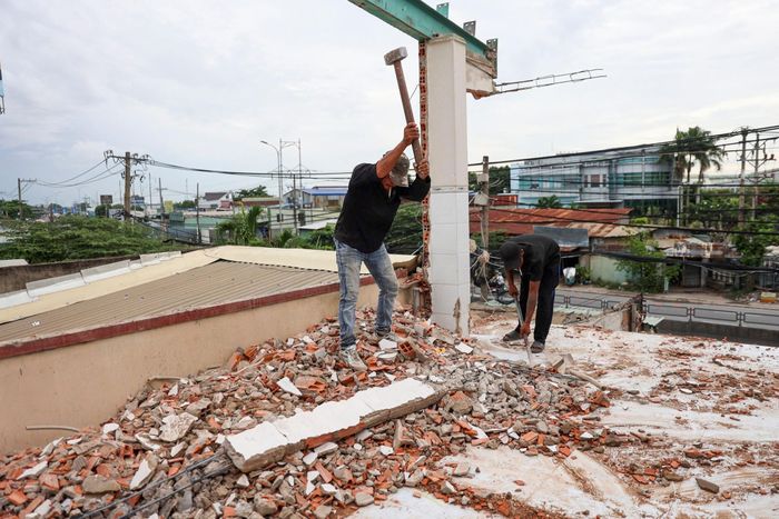  Theo Ban Quản lý dự án đầu tư xây dựng các công trình giao thông TP.HCM, dự án ảnh hưởng khoảng 2.240 hộ dân, trong đó hơn 1.800 trường hợp bị giải tỏa toàn bộ. Thành phố dự kiến chi khoảng 9.600 tỷ đồng để bồi thường, hỗ trợ và tái định cư. 