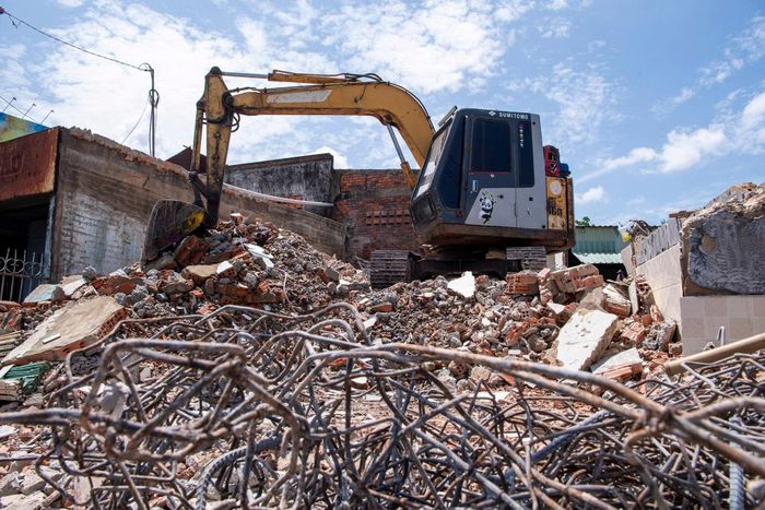  Nhiều người dân thuê đơn vị thi công cùng xe chuyên dụng để đẩy nhanh tiến độ tháo dỡ nhà, bàn giao mặt bằng. 