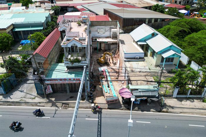  Theo ghi nhận của Tri Thức - Znews vào sáng 20/7, nhiều căn nhà mặt tiền dọc Quốc lộ 1 (xã Bình Chánh, TP.HCM) đang được tháo dỡ để phục vụ dự án nâng cấp, mở rộng tuyến đường. 