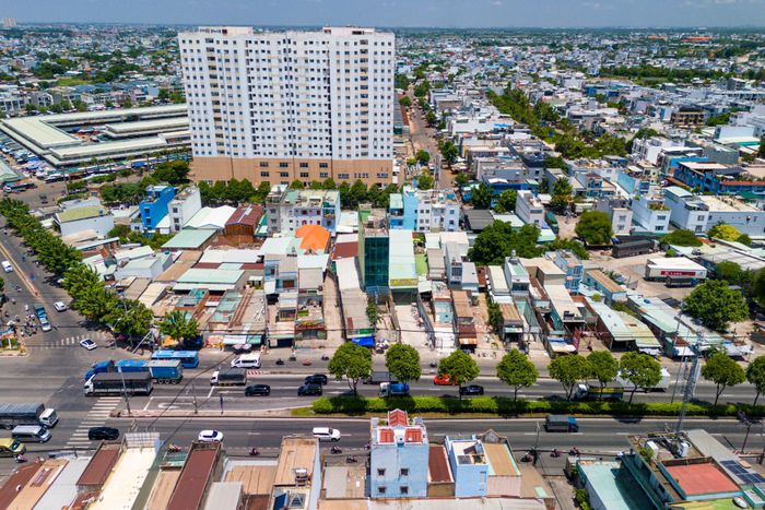  Tại cửa ngõ phía tây bắc TP.HCM, hàng chục căn nhà mặt tiền trên Quốc lộ 22 đoạn gần chợ đầu mối nông sản Hóc Môn cũng đang được khẩn trương tháo dỡ, bàn giao mặt bằng cho đơn vị thi công. 