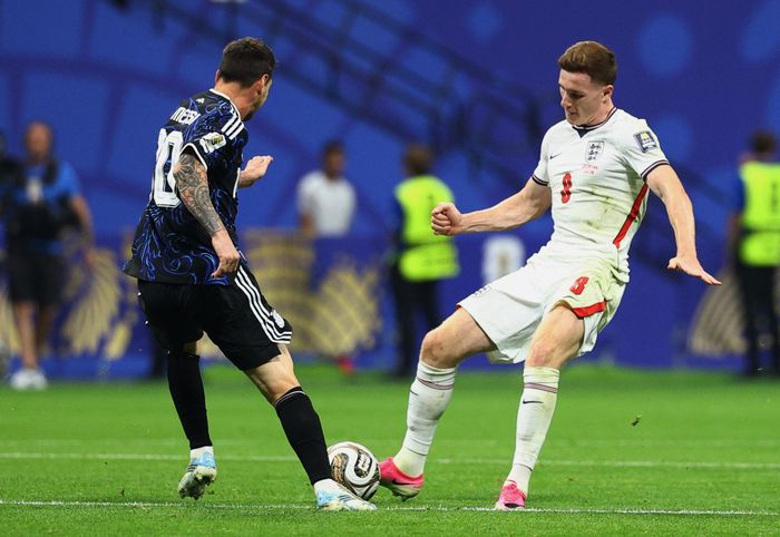  Elliot Anderson (phải) đã chuyển sang khoác áo Man City. 