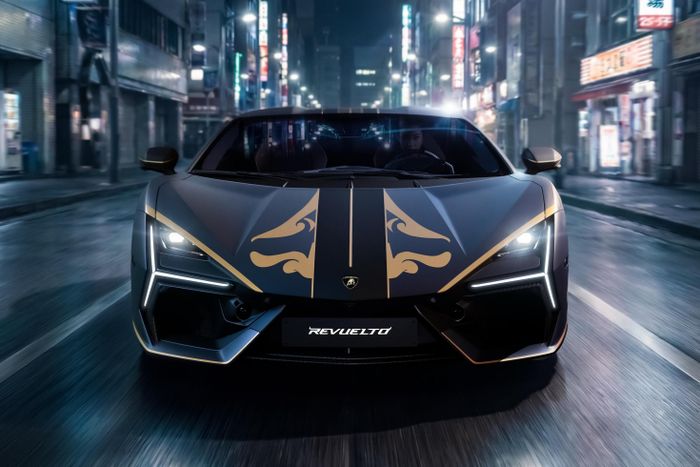  Lamborghini Revuelto Impavido vẫn sử dụng động cơ V12 hút khí tự nhiên dung tích 6.5L, mạnh 825 mã lực. Kết hợp cùng 3 động cơ điện, công suất tổng hợp lên đến 1.015 mã lực. 