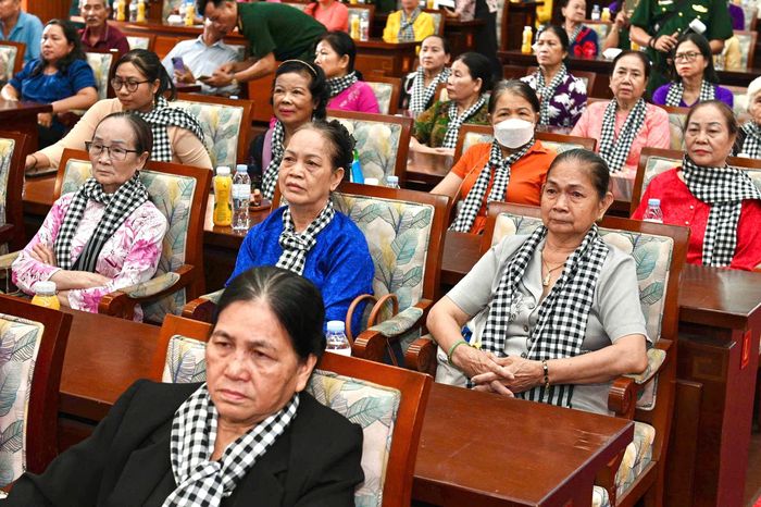  Phát biểu tại buổi lễ, bà Văn Thị Bạch Tuyết, Phó Bí thư Thành ủy TP.HCM, cho biết chương trình thể hiện sự tri ân của lực lượng vũ trang, chính quyền và các tổ chức đối với gia đình người có công. Đây cũng là dịp giáo dục truyền thống cách mạng, lòng yêu nước và trách nhiệm của thế hệ hôm nay đối với sự hy sinh của các anh hùng liệt sĩ. "Có những chiến công hy sinh trong lịch sử, các cô, các dì là những người hy sinh vô điều kiện, là điểm tựa yêu thương cho gia đình, tấm gương lòng nhân hậu để thế hệ sau noi theo", bà Tuyết cho hay. 