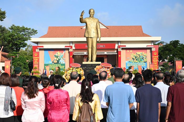  Tham dự chương trình có bà Văn Thị Bạch Tuyết, Phó Bí thư Thành ủy TP.HCM; bà Trương Thị Ánh, nguyên Phó Chủ tịch HĐND TP.HCM; Thiếu tướng Nguyễn Thành Trung, Chính ủy Bộ Tư lệnh TP.HCM; Thiếu tướng Tạ Văn Đẹp, Phó Giám đốc Công an TP.HCM; bà Nguyễn Thị Tuyết Minh, Phó Trưởng Ban Tuyên giáo và Dân vận Thành ủy TP.HCM và đại diện sở, ngành thành phố. Đội phục dựng ảnh thiện nguyện Team Lee đưa những tấm hình đến trao tặng cho các gia đình liệt sĩ. 